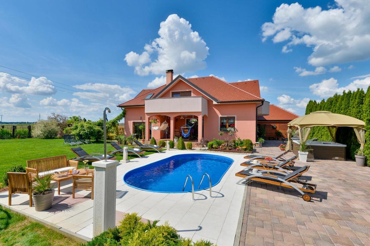 Holiday Villa Rita , Ideal For Families, Pool, Large Childrens Playground Varaždin Buitenkant foto