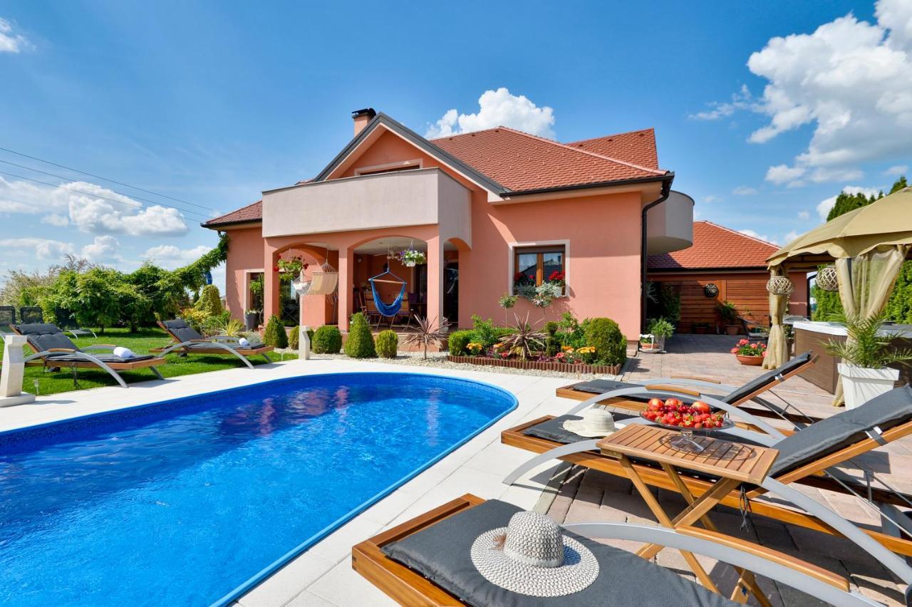 Holiday Villa Rita , Ideal For Families, Pool, Large Childrens Playground Varaždin Buitenkant foto