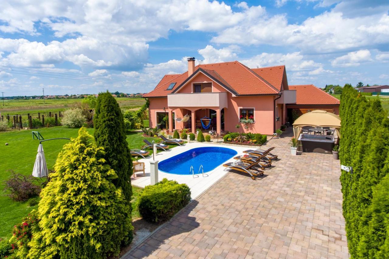 Holiday Villa Rita , Ideal For Families, Pool, Large Childrens Playground Varaždin Buitenkant foto