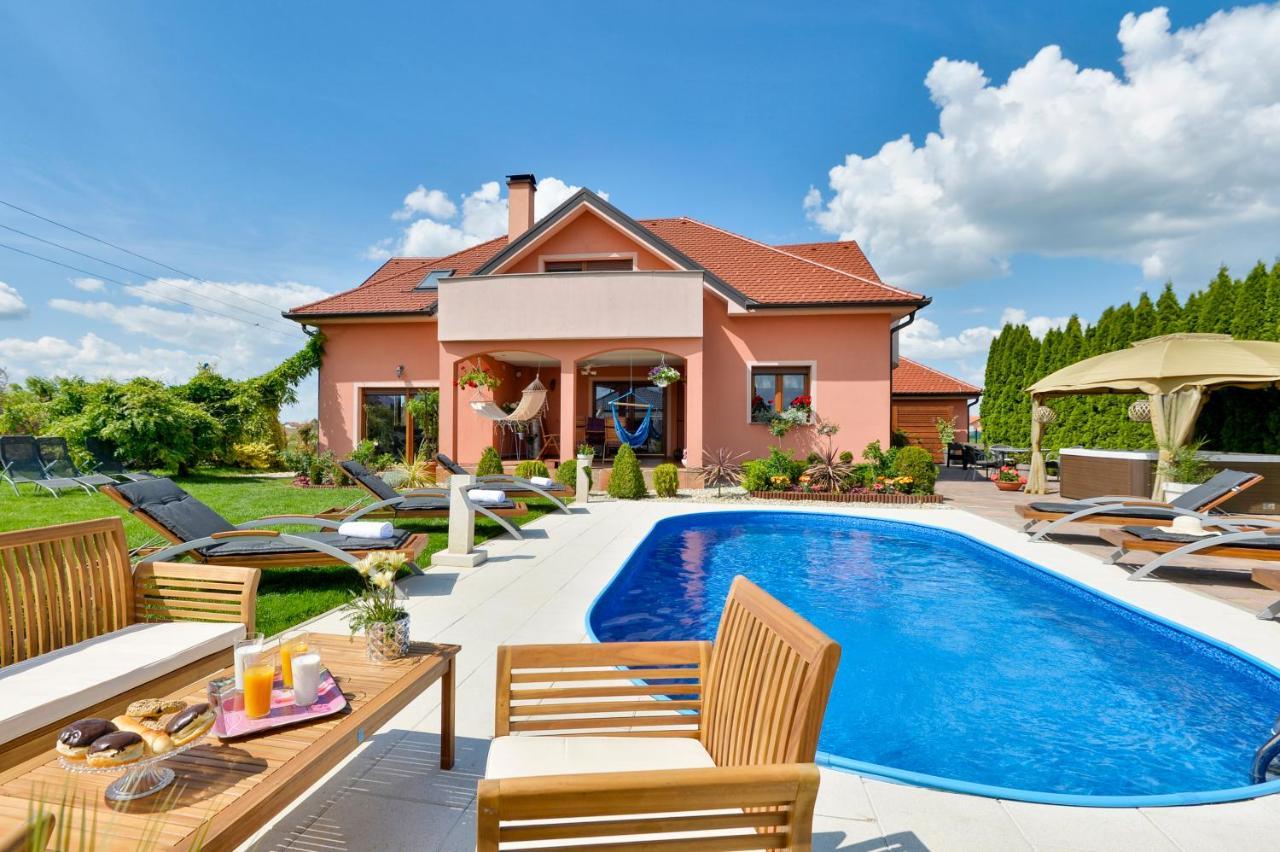 Holiday Villa Rita , Ideal For Families, Pool, Large Childrens Playground Varaždin Buitenkant foto