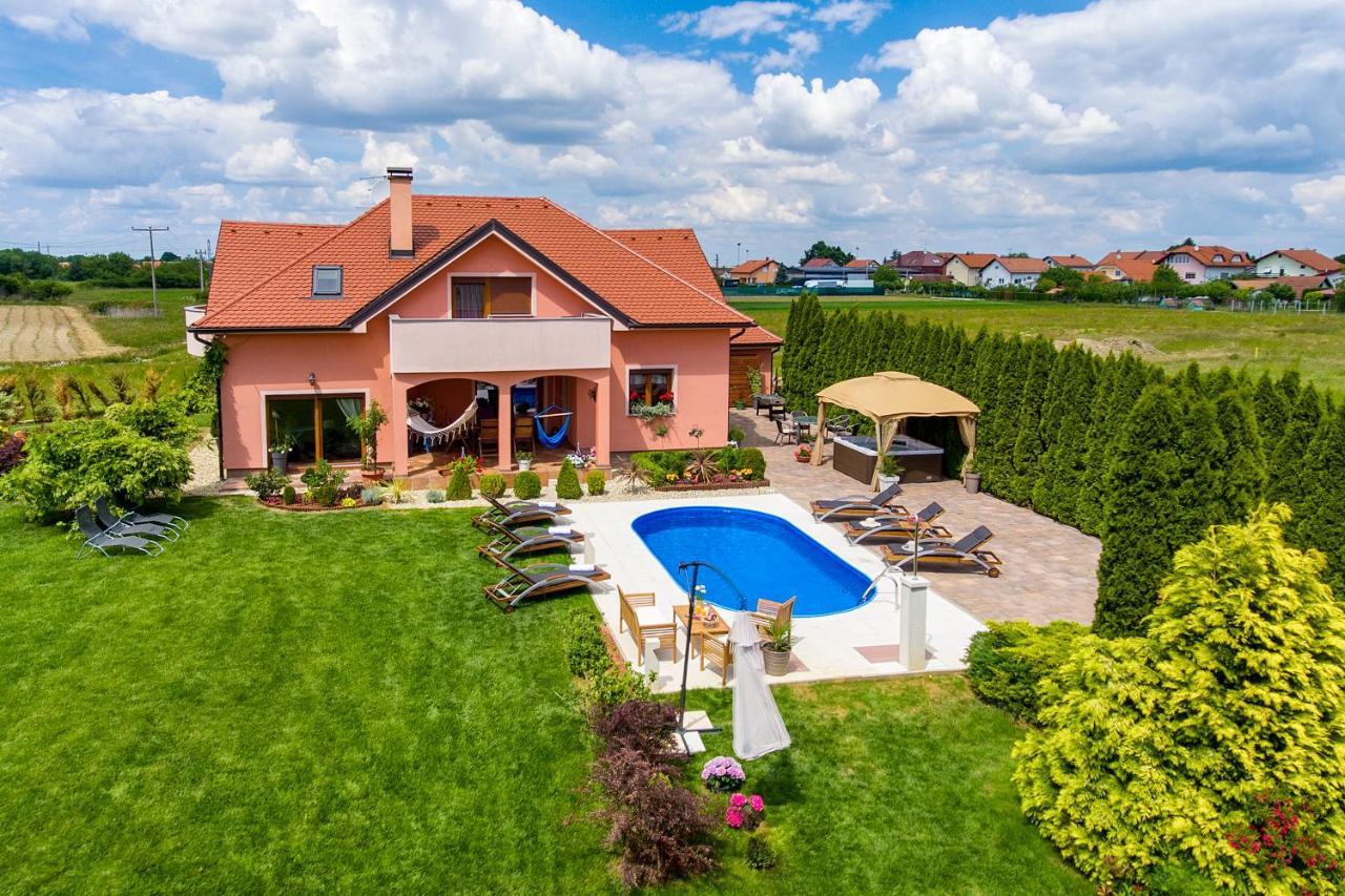 Holiday Villa Rita , Ideal For Families, Pool, Large Childrens Playground Varaždin Buitenkant foto