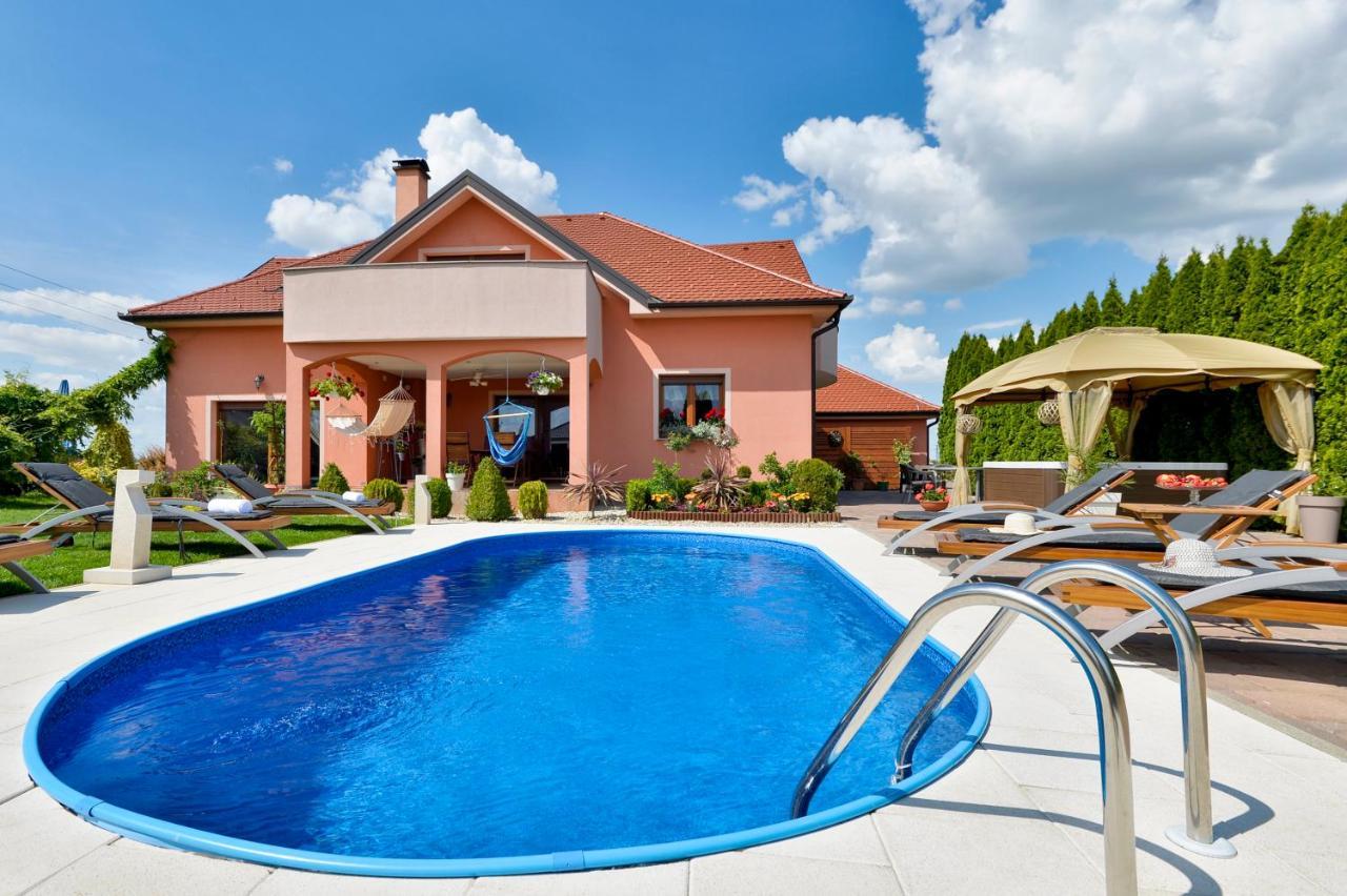 Holiday Villa Rita , Ideal For Families, Pool, Large Childrens Playground Varaždin Buitenkant foto