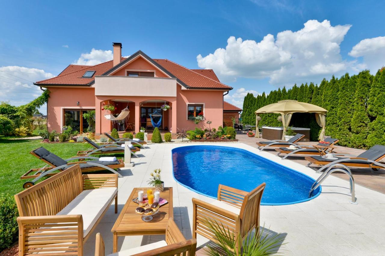 Holiday Villa Rita , Ideal For Families, Pool, Large Childrens Playground Varaždin Buitenkant foto